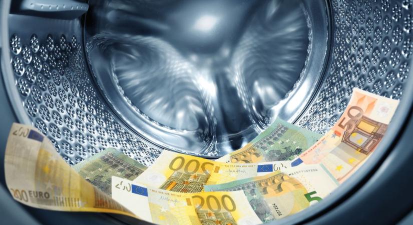 Bekebelezték a pénzt, aztán továbbküldték: apa és lánya áll bíróság elé