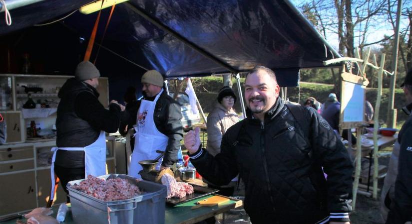 Ínycsiklandó illatok lengik be a bájos bányászfalut: még a tűzoltók is kolbászt töltenek