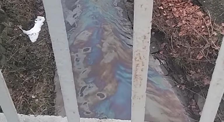 Olajfolt jelent meg a Rákos-patakon, már a Dunát is elérte a szennyeződés