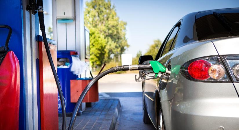 Megjött a döntés: így változik holnap a benzin ára
