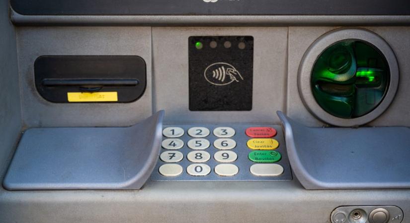 Nagy változás jön a bankautomatáknál, februártól így vehetünk fel pénzt
