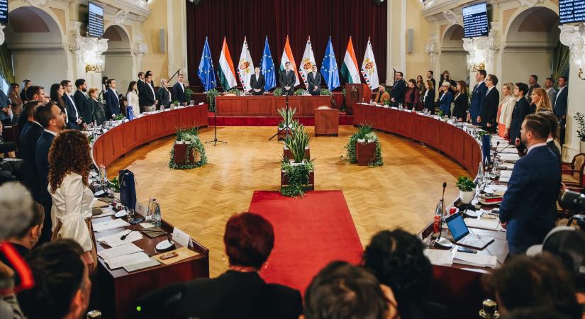 Adok-kapokkal indult a Fővárosi Közgyűlés ülése – napirend előtt