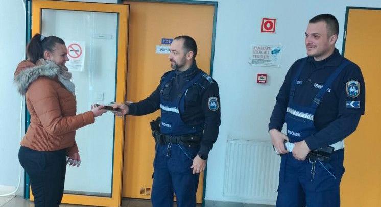 Hajdúnánás: enni kért, majd telefont lopott