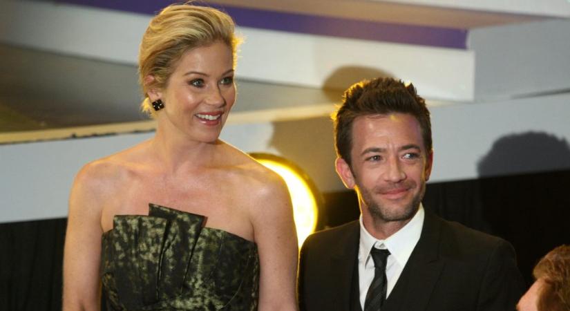 Az Egy rém rendes család egykori sztárja segít a szklerózissal küzdő Christina Applegate-en