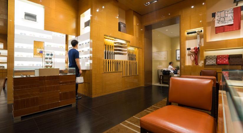 Gyenge évet zárt a világ legnagyobb luxuscége, megriadtak a befektetők, szabadulnak a részvényektől