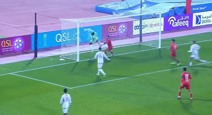 Ilyet sem sűrűn látni: a keresztléc és a kapufa segítségével bénázott össze látványos öngólt a kapus