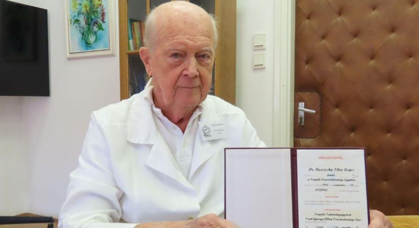 Közel a kilencvenhez is gyógyít a vasdiplomás szülész-nőgyógyász főorvos - fotók