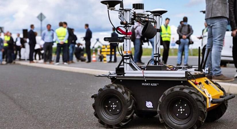 Vége az éjszakai őrjáratoknak? Magyar kutatók drónokkal kommunikáló robotrendőrt fejlesztettek