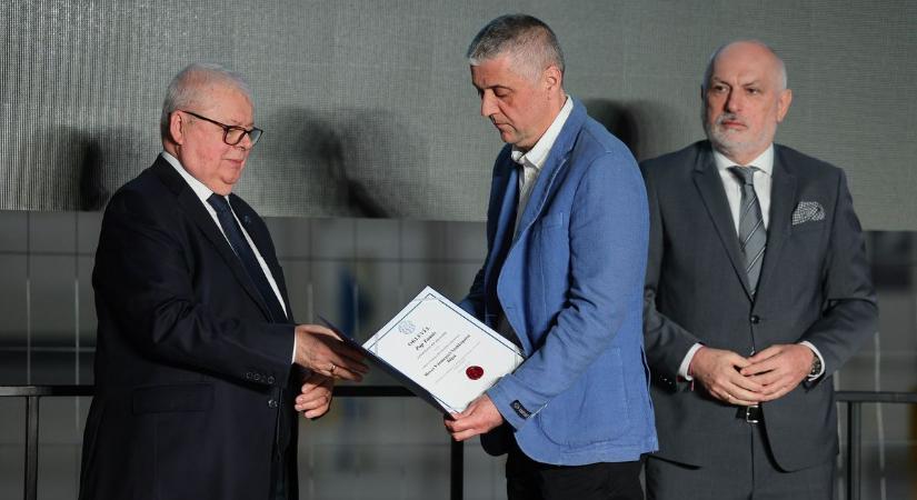 Nincs jobb szó, igazi tehetséggyár ez a hevesi cég: sorban kapják a diákok a hálás munkaszerződést