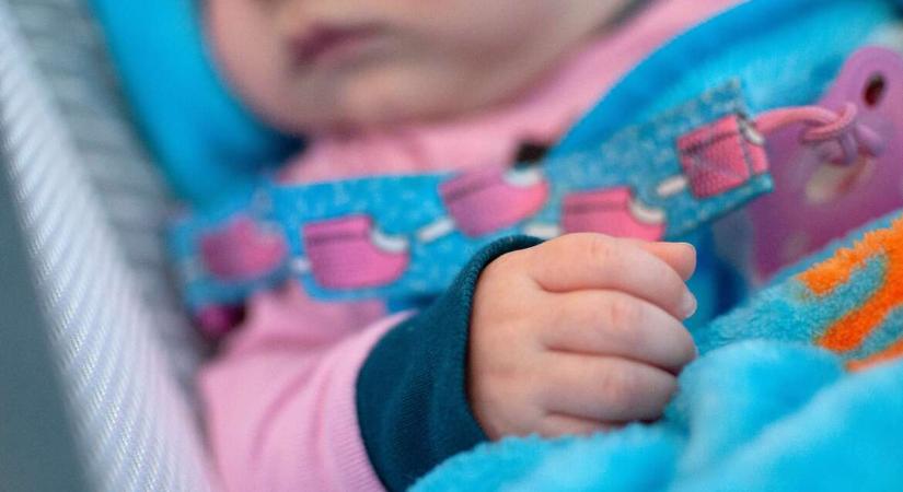 Szerető családhoz kerülhetett volna a kislány, de „migránsoknak” nem akartak magyar gyereket adni