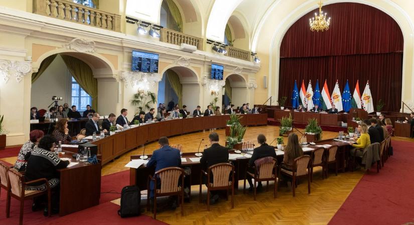 „Már ácsolják a színpadot…” – kíméletlenül kiosztotta a Fővárosi Közgyűlést a Fidesz képviselője