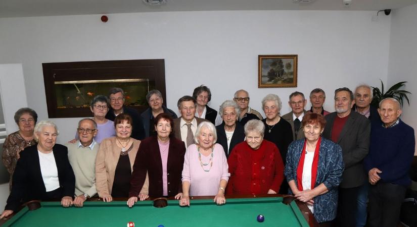 65 év távlatában sem múltak el a gyerekkori barátságok, 90 éves tanárukat is köszöntötték az egykori diákok