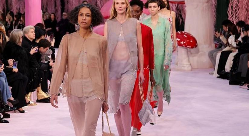 Hemzsegtek a pucérruák a Chanel párizsi divatbemutatóján - Fotók