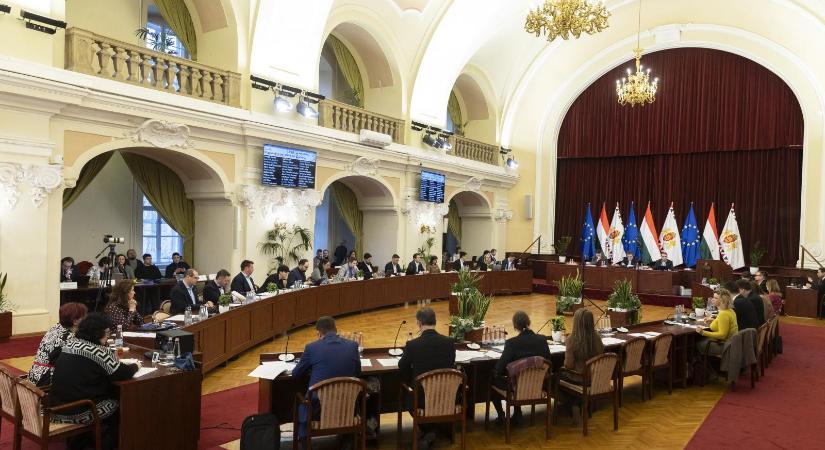 Elkezdődött a Főváros Közgyűlés valaha volt egyik legszürreálisabb ülése