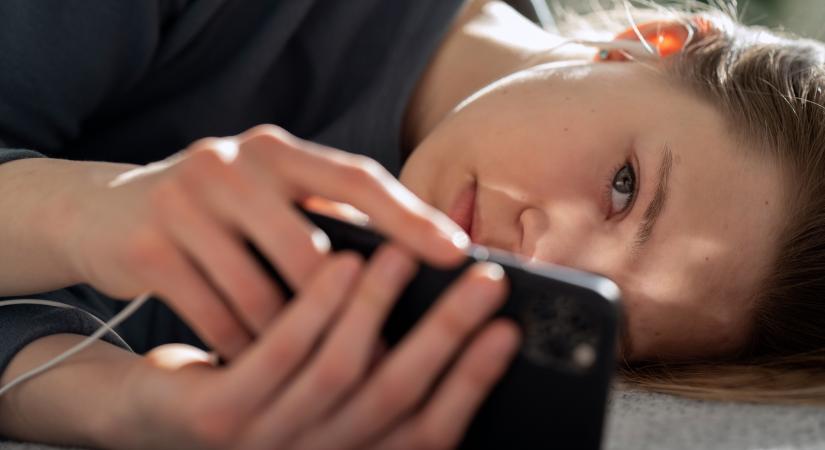 Kiderült: a közösségi média-függőség növeli a fiatalok droghasználatát