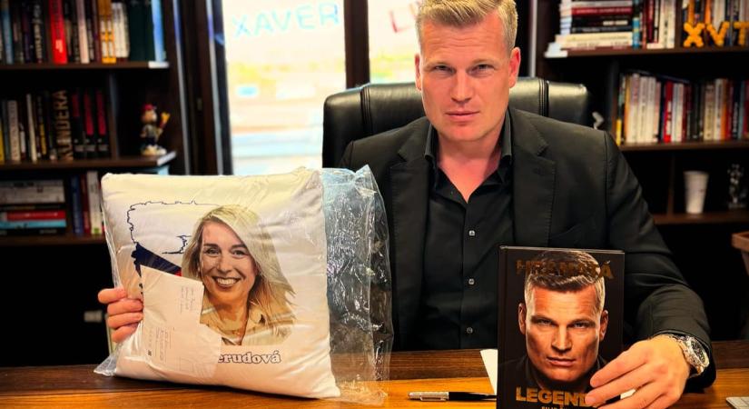 Bosszúból nem engedte be a cseh kormánypárt a sajtótájékoztatóira a párt tiszteletbeli elnökét leleplező újság tudósítóit – a média tiltakozik