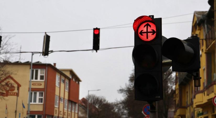 Megújul a jelzőlámpa a Baross út és a Petőfi út kereszteződésében Szolnokon