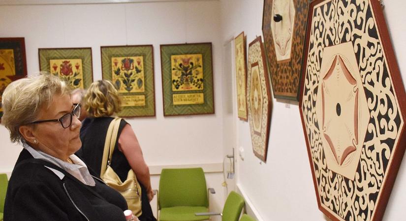 Ecsettől a mennyezetig – különleges vándorkiállítás érkezett a jászsági városba