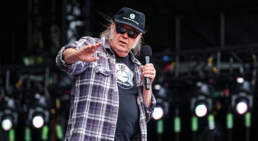 Neil Young az Amerika által okozott stressz miatt ingyenessé tette életművét a grönlandiaknak