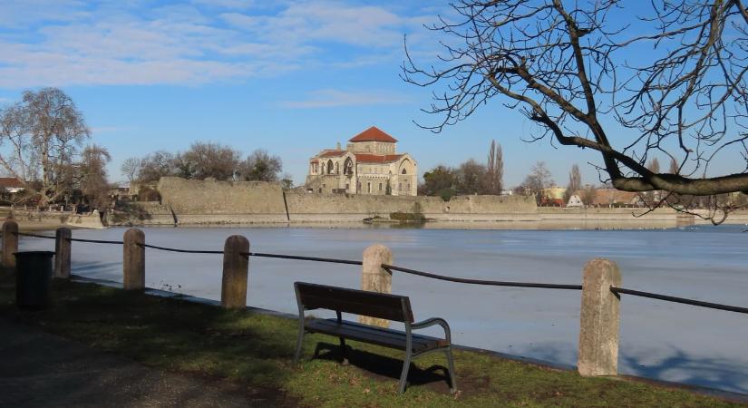 Tata: ahol a tó és a vár együtt rajzolja a város képét