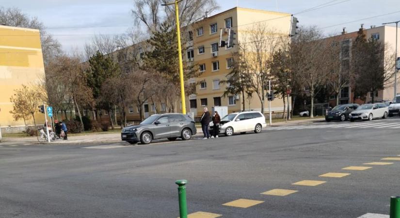 Két autó ütközött Adyvárosban – Olvasói fotóval