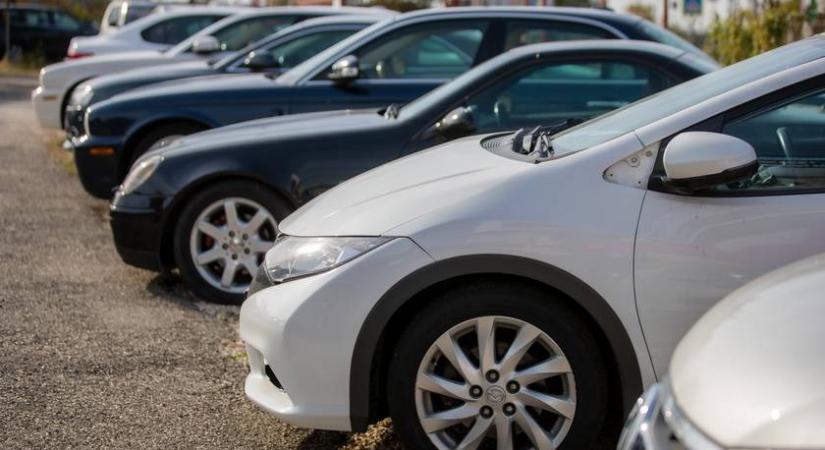 Megőrülnek a magyarok az olcsó használt autókért – egymillió forint alatt ezek a modellek tarolnak