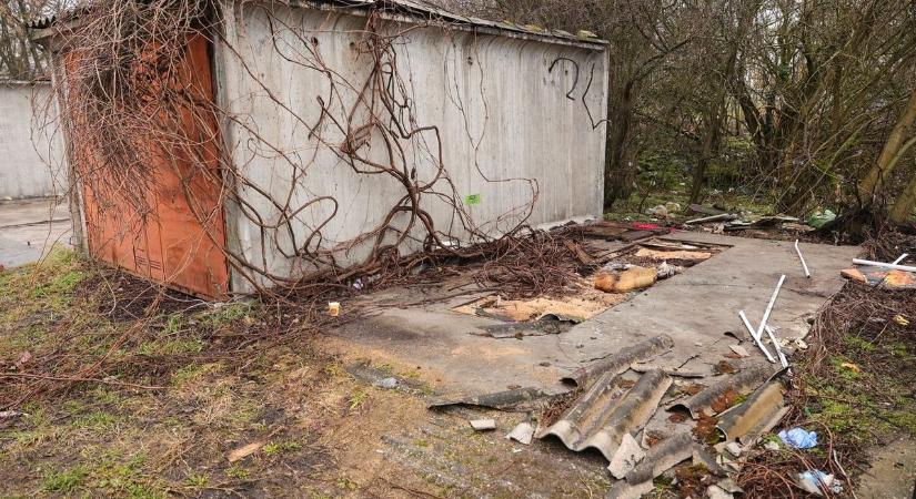 Eltűnik Szeged egyik legsötétebb helye: bontják a garázssort, ahol a főorvosnő holttestére bukkantak