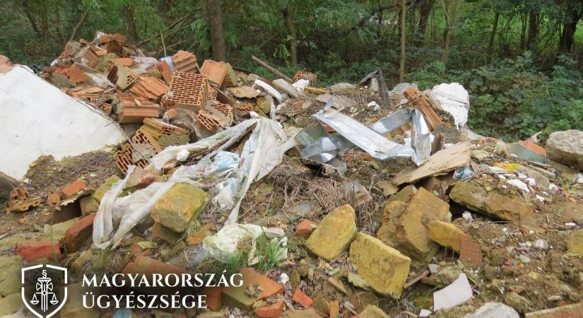 Elképesztő mennyiségű hulladékot tárolt illegálisan egy zalai férfi – Vádat emeltek ellene