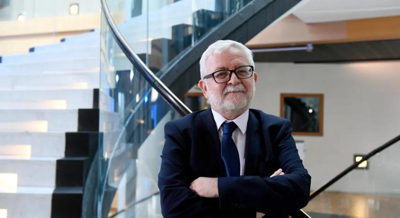 Ara-Kovács Attila teljesen visszavonult, volt pártjaként írt a DK-ról