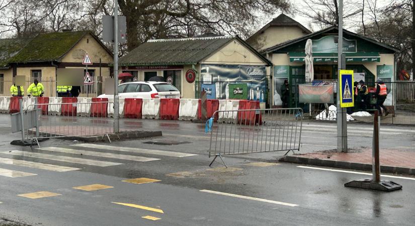 Megkezdték a birtokbavételét annak az ingatlannak, mely miatt áll a Sámsoni út négysávosítása – fotókkal