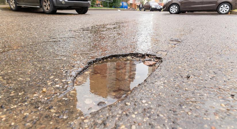 Annyi kátyú lett az utakon, hogy már a biztosító is megszólalt