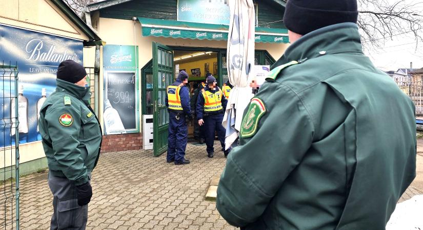 Sámsoni út: NAV-osok, rendőrök az italkereskedésnél