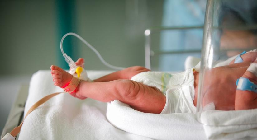 Helyzetjelentés: Eddig kell kórházban maradnia a pelenkázóban hagyott koraszülött kisfiúnak
