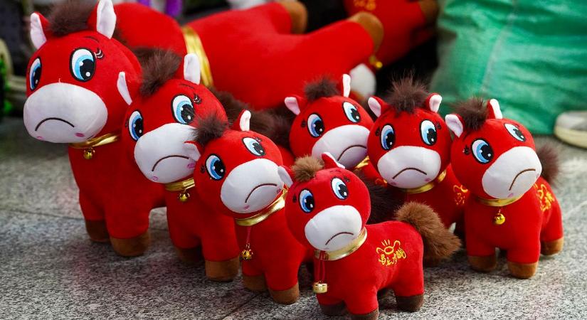 Megvan az új Labubu. Viszik mint a cukrot ezt a szomorú, pityergő plüsslovat, amely már a vállalati agónia szimbólumává is vált Kínában