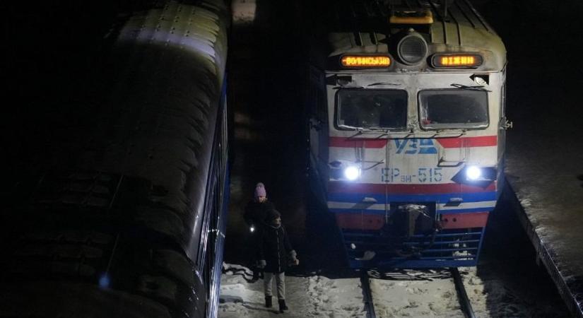 Tragédia: a magyar határra tartó személyvonatot robbantottak fel az orosz drónok