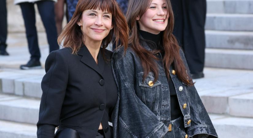 Micsoda szettek – Sophie Marceau és lánya ellopták a show-t a párizsi divathéten