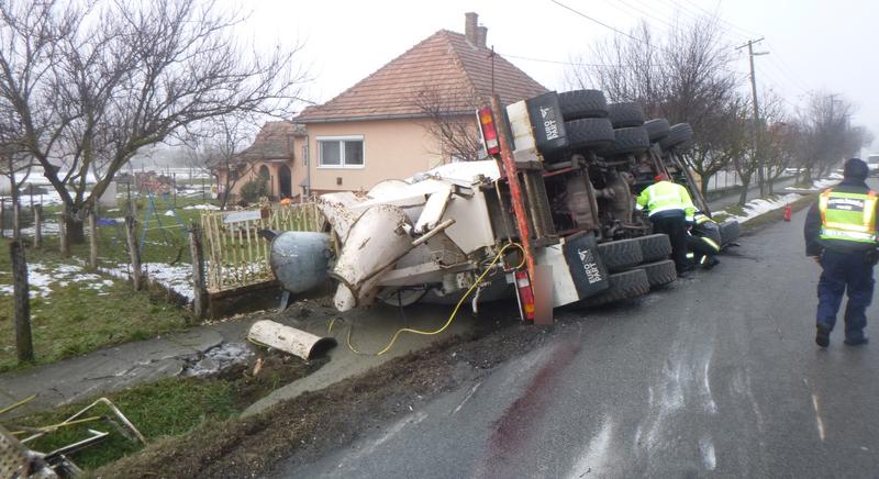 Betonkeverő és személyautó ütközött