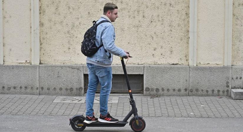 Bukósisak, korhatár, utasstop: alapjaiban változtatná meg a rollerezést az új KRESZ