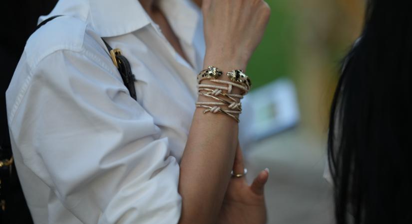 Ez az apró stílustrükk lesz 2026 kedvence – és már most mindenhol ott van