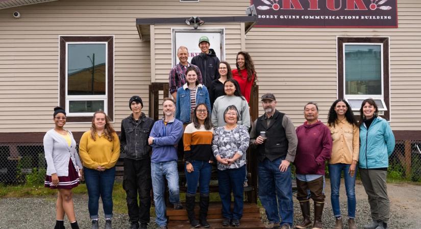 Miközben Trump a „woke szörnyetegre" lő, kinyírja a helyi rádiókat és a Szezám utcát