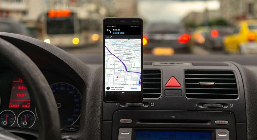 Ez az alkalmazás még a kátyúkat és az éles kanyarokat is pontosan jelzi