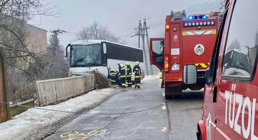 Gyerekeket szállító busz csapódott oszlopnak Kazincbarcikán