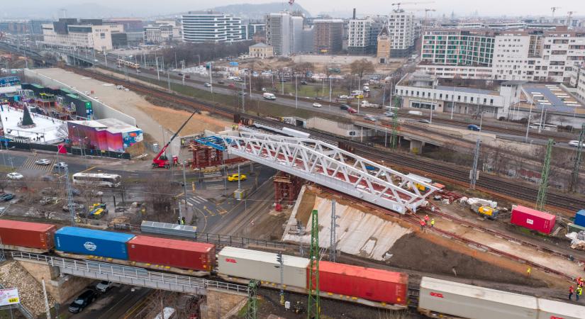Újabb betolás zajlik a fővárosban épülő új vasúti hídon