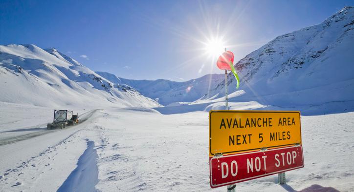 Kikerekedik a szemed ha meglátod mivel védekeznek Alaszkában a lavinák ellen