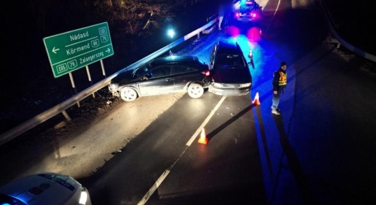 Két autó ütközött egymással a 76-os főúton, az egyik sofőr elmenekült a helyszínről