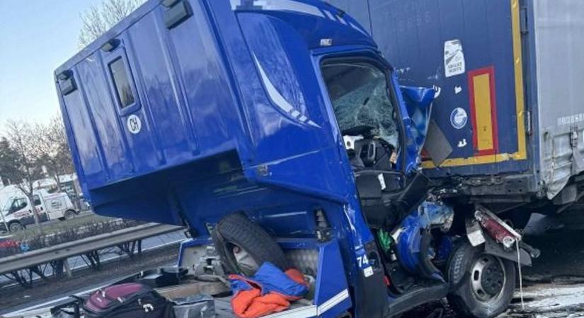 Helyszíni fotókon az M1-eses baleset: 40 tonnás nyergesvontató és teherautó ütközött
