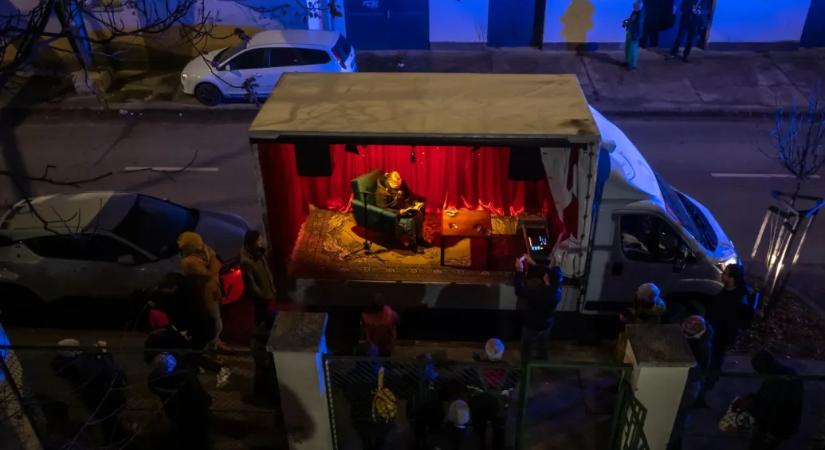 Hétórás film örökíti meg, hogy Krasznahorkai-szövegek szóltak egy platós teherautóról