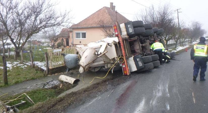 Árokba borult egy betonszállító Osztopánban - két utast kórházba szállítottak - fotó