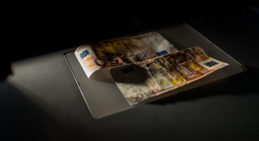 Újabb csontváz dőlt ki a szekrényből, évtizedek óta nem tud kilábalni a botrányokból a legnagyobb német bank - most pénzmosás miatt razziázott náluk a rendőrség