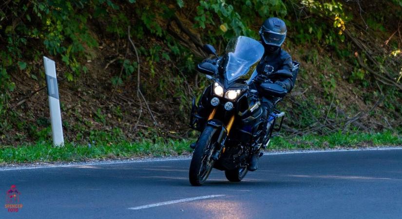 Köszi új KRESZ...! Kétszázezer forint a kötelező motoros ruha, de a járdán már nem állhatnak meg